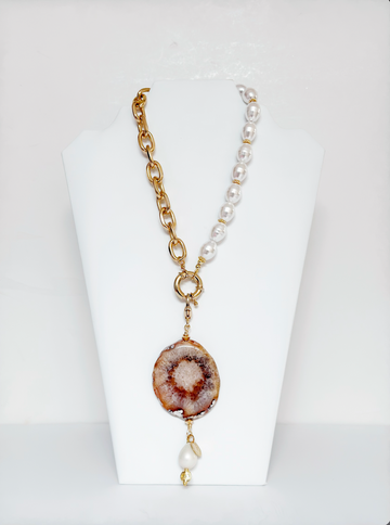 Gold tone chain, pearl and agathe pendant necklace - Esferas