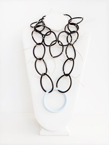 Collar de PVC con cadena negra - Marcella Duce