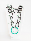 Collar de PVC con cadena negra - Marcella Duce