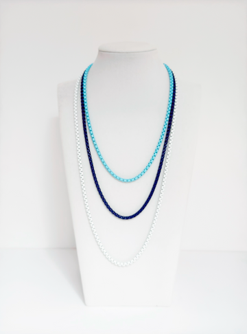 Collar corto azul de tres capas - Esferas