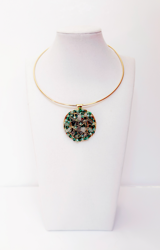 Gargantilla con colgante de chips de jade – Enigma