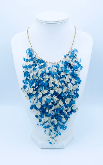 Collar de flores en cascada con hortensias azul crema – Lleno de gracia
