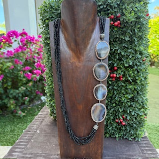 COLLAR LARGO EN RONDELLE NEGRO Y AGATAS CON RHINESTONES DORADOS Y TORNASOL