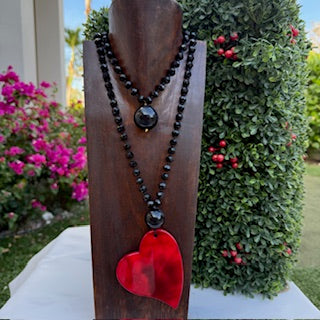 CAMEO COLLAR LARGO DOS VUELTAS CON CORAZON ROJO Y ESFERA NEGRA