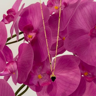 COLLAR DE CORAZONES PEQUEÑOS CON DIJE NEGRO EN FORMA CORAZON