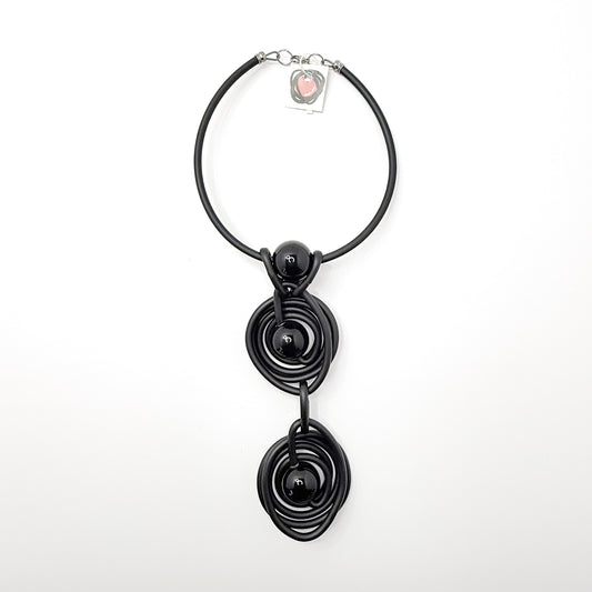 COLLAR ITALIANO NEGRO Y ESFERAS NEGRAS