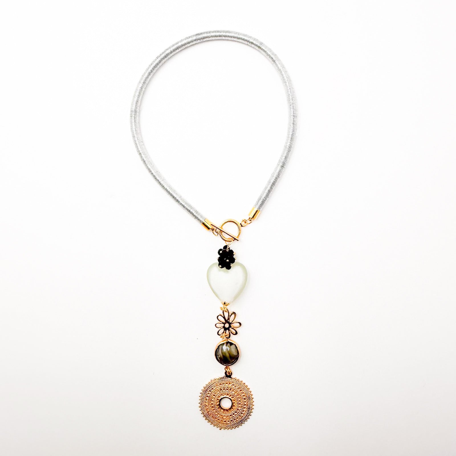 COLLAR CORDON PLATEADO CON DIJES BLANCO, NEGRO, DORADO