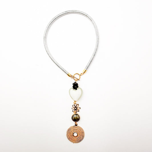 COLLAR CORDON PLATEADO CON DIJES BLANCO, NEGRO, DORADO