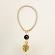 Collar en Mesh Dorado Dijes Gama Marron Abierto Alfrente